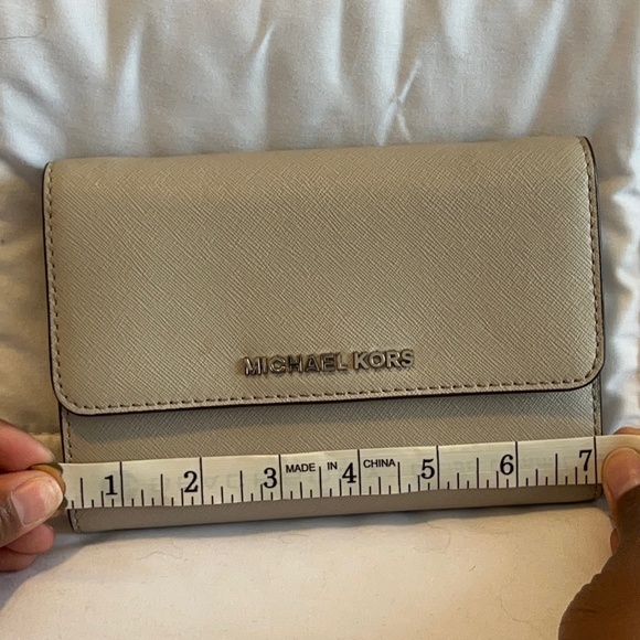 MICHAEL KORS GREY SAFFIANO LEATHER CHAIN BAG - Picture 14 of 16